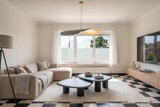 Voor meer info en foto’s, surf naar www.swevers.be – Deze halfopen bebouwing aan de Dorpsstraat 47 in Nieuwerkerken biedt een stevige basis voor wie een woning volledig naar eigen smaak wil afwerken. De woning, gebouwd in 1967, beschikt over een bewoonbare oppervlakte van 144 m², drie volwaardige slaapkamers en ligt op een perceel van 7a 08ca. Doorheen de jaren werden al belangrijke renovaties uitgevoerd: nieuwe ramen (2013), een vernieuwde badkamer en verwarmingsketel (2016), dakherstelling en een nieuwe keukenvloer (2024). Via de inkomhal bereikt u de gezellige leefruimte, aansluitend aan de ruime keuken met voldoende plaats voor een moderne inrichting. Achteraan bevinden zich een apart toilet en de technische ruimte. Op de eerste verdieping geven de nachthal, drie comfortabele slaapkamers en de vernieuwde badkamer een praktische indeling voor een gezin. Buiten beschikt u over een aparte berging met wasplaats, ideaal als extra opslagruimte. De noordwestelijk georiënteerde tuin biedt een aangename combinatie van zon en schaduw en vormt een fijne plek om te ontspannen, te tuinieren of gezellig samen te komen. De woning is rustig gelegen in Nieuwerkerken, met een vlotte verbinding naar omliggende steden dankzij de snelweg op ongeveer 8,5 km. Ook openbaar vervoer bevindt zich op een praktische afstand. Deze woning is een interessante kans voor wie op zoek is naar ruimte, een praktische indeling en heel wat mogelijkheden om verder te moderniseren. Voor meer informatie, bel 012 699 900. Bron bewoonbare oppervlakte: EPC – verslag. Dit pand is onderworpen aan de renovatieverplichting van de Vlaamse overheid voor residentiële gebouwen (behoudens bij sloop binnen 5 jaar na de aankoop). Consulteer voor meer informatie de website van het Vlaams Energie- en Klimaatagentschap via https://www.vlaanderen.be/een-huis-of-appartement-kopen/renovatieverplichting-voor-residentiele-gebouwen.