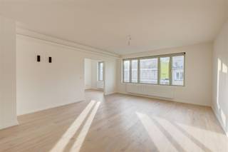  Mise en page- hall d'entrée- toilettes séparées- salon et salle à manger- pièce supplémentaire ; idéale comme bureau ou chambre (12m)-ïcuisine...