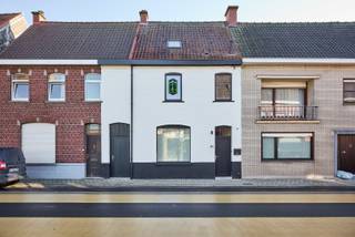 Deze woning onderging een volledige metamorfose en werd omgevormd tot een prachtige hedendaagse gezinswoning, waar energiezuinig comfort, licht en openheid centraal staan.<br />Kortom: bent u op zoek naar een instapklare thuis? Dan bent u hier aan het juiste adres.<br /><br />Dit pareltje werd volledig geschilderd en is reeds voorzien van verlichtingsarmaturen. Ook op technisch vlak werd kosten noch moeite gespaard: domotica en highspeed internet in elke ruimte zorgen voor hedendaags wooncomfort.<br /><br />Indeling op het gelijkvloers als volgt:<br />- Ruime inkomhal met ingemaakte kast voor alle technieken<br />- Dubbele deur naar de lichtrijke leefruimte<br />- Open, volledig ingerichte keuken met eiland en alle toestellen<br />(oven, keramische kookplaat, dampkap, koelkast, vaatwasmachine en dubbele spoelbak)<br />- Berging/wasruimte<br />- Gastentoilet<br /><br />Eerste verdieping:<br />- Twee volwaardige slaapkamers<br />- Ingerichte badkamer met douche, lavabo in meubel en toilet<br /><br />Tweede verdieping:<br />- Derde slaapkamer<br />- Tweede badkamer met douche, lavabo en toilet<br /><br />Buiten geniet u van een ruim terras en een mooi aangelegde tuin met gras en beukenhaag, waar u een prachtig open uitzicht hebt over de achterliggende velden. Dankzij de zuidoostelijke oriëntatie is het hier heerlijk vertoeven.<br /><br />Extra troeven:<br />- Centrale verwarming op aardgas<br />- Vloerverwarming op het gelijkvloers<br />- Conforme elektriciteit<br />- Airconditioning (warm/koud) in alle slaapkamers<br />- Dak- en vloerisolatie<br />- PVC-ramen met hoogrendementsglas<br />- Droge kelder<br />- Afgesloten privatieve doorgang naast de woning met directe toegang tot terras en tuin<br />- Ventilatiesysteem<br />- Regenwaterput aanwezig (nog niet aangesloten)<br />- Moderne afwerking met stijlvolle zwarte en gouden accenten<br /><br />📅 Bezoekdag: 14 februari 2026<br />Reserveer tijdig uw bezoek en ontdek zelf dit fantastisch aanbod!<br /><br />💶 De gepubliceerde prijs is een richtprijs.