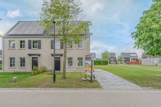 <strong><span>Laatste woning te koop! Hartelijk welkom op onze opendeur op vrijdag 29 mei van 16.30 tem 17.30 uur!</span><br /><br />5 Eigentijdse en energiezuinige woningen (A+ label) op gunstige locatie in Ravels</strong><br /><br /><strong>Gunstig gelegen</strong> in een<strong> kindvriendelijke en rustige verkaveling</strong> nabij het centrum<br />Met voldoende aandacht voor openbaar groen en een speelpleintje maar ook vlakbij winkels, scholen en openbaar vervoer.<br /><br />Mooie percelen van <strong>396 m² tot 606 m²</strong> met<strong> 4 gekoppelde woningen en 1 vrijstaande woning.</strong> <br /><br />Deze<strong> aangename en lichte woningen</strong> bestaan uit een inkomhal met gastentoilet en toegang naar de lichtrijke en ruime woonkamer door de verschillende raampartijen langs drie zijden.<br />Achteraan met zicht op de tuin vinden we de open keuken. Deze wordt standaard ingericht met een inductie kookplaat, dampkap, koelkast, vaatwasser en combi-oven en keuze uit verschillende werkbladen. Aansluitend aan de keuken vinden we de handige berging/wasplaats.<br /><br />Op de<strong> </strong>eerste verdieping treffen we drie slaapkamers en de badkamer, deze zal voorzien worden van een bad én douche en dubbele wastafel alsook een tweede toilet en extra sierradiator.<br /><br />Er wordt eveneens een vaste trap naar de grote zolder voorzien die makkelijk kan ingericht worden als extra slaapkamer/hobbykamer/werkruimte.<br /><br />De toffe tuin wordt voorzien van een terras en ingezaaid door de bouwheer. Tussen de perceelsgrenzen van de woningen zelf zal een beukenhaag geplaatst worden. <br /><br />De woningen doen beter dan de strenge hedendaagse normen door het behalen van een <strong>E peil - 18</strong> ipv 30.<br /><br />Dit <strong>uiterst energiezuinige peil</strong> kan men behalen door gebruik te maken van <strong>doorgedreven isolatie, vloerverwarming, ventilatiesysteem, 15 zonnepanelen per woning, lucht-water warmtepompen enz.</strong><br /><br /><strong>Uw woning voldoet hierdoor vandaag reeds aan de norm van morgen!<br /></strong><br />De <strong>aansluitingskosten </strong>van elektriciteit, water, riolering en derg. <strong>zijn inbegrepen in de prijs.<br /><br /></strong>Voor meer info of een afspraak op kantoor kan u ons contacteren via info@dilegno.immo of 014/ 70 73 23.