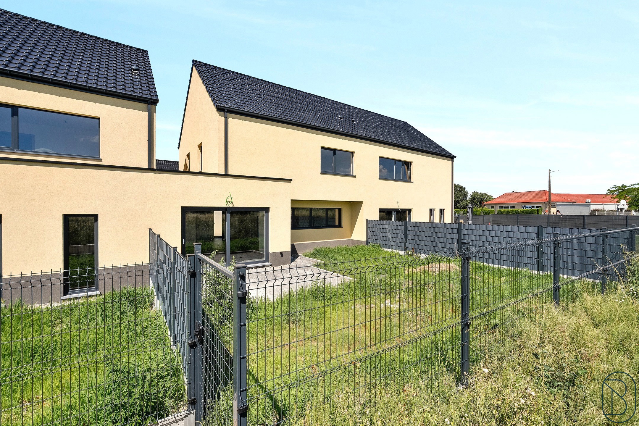 Halfopen bebouwing met tuin, terras en 2 parkeerplaatsen. - foto 4