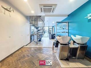 Located just a stone's throw from Place du Miroir, in a sought-after area of Jette, this commercial home combines a professional space on the...