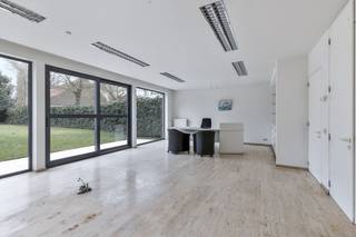 Deze karaktervolle eigendom (bouwjaar 1993) in de Meensesteenweg 317 te Bissegem deed steeds dienst als praktijk. De garage is alvast een pluspunt.Op het eerste verdiep is er een mogelijkheid om een tweede praktijkruimte in te richten of als kantoorruimte in te richten.In de zuidgerichte tuin met terras is het leuk vertoeven, in alle discretie (achterliggend weiland). De centrale ligging met Kortrijk, vlotte verbindingswegen, ... het zijn slechts enkele van de pluspunten!Dit pand kan onderhevig zijn aan de renovatieverplichting die door de Vlaamse overheid wordt opgelegd voor niet-residentiële gebouwen. Consulteer voor meer informatie de website van het Vlaams Energie- en Klimaatagentschap via https://www.energiesparen.be/nr/renovatieverplichting.Contacteer Wessel Audoor op 0472 18 39 13 voor meer informatie of een bezoek aan deze eigendom.