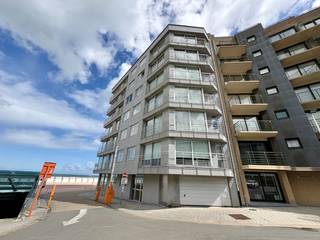 Bel appartement avec vue mer latérale et situé au centre de Saint-Idesbald, à qq minutes du KYC. L'appartement comprend: entrée, wc, SDB avec baignoire et lavabo, living et salle à manger ensoleillés, grande chambre avec placards, cuisine équipée avec terrasse ensoleillée, buanderie. Cave commune à vélos. Réf. La Croisette.