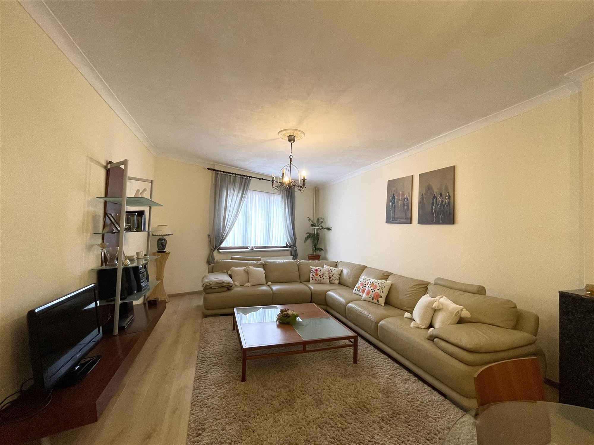 Ruime gezinswoning in charmante wijk - foto 3