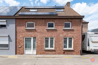 Vandaag nemen we je mee naar deze woning in het rustige Hingene, op wandelafstand van park d’Ursel, scholen, winkels en openbaar vervoer.<br /><br />We komen binnen via een inkomhal die toegang geeft tot de ruime zit- en eetruimte met aansluitend de volledig geïnstalleerde keuken.<br />De vele raampartijen in de leefruimte en keuken zorgen voor voldoende lichtinval. Verder beschikt het gelijkvloers over een eerste badkamer voorzien van douche, lavabo en toilet. Hier bevindt zich tevens de aansluiting voor was en droog.<br /><br />Via de charmante trap in de leefruimte bereiken we de eerste verdieping waar zich maar liefst drie slaapkamers en een tweede badkamer voorzien van een douche in bad, lavabo en toilet bevinden.<br /><br />Via een vaste trap bereiken we de zolder die momenteel dienst doet als opbergruimte, maar wij zien hier alvast tal van mogelijkheden in zoals een slaapkamer.<br /><br />Als kers op de taart is er een ruime tuin met overdekt terras aanwezig. De tuin kan je alsook bereiken via een achterpoortje.<br />Genieten van een aperitief was nog nooit zo aangenaam.<br /><br />De badkamers, keuken en ramen werden vernieuwd.<br />De woning is voorzien van een zonneboiler en zeven zonnepanelen.<br /><br />De wagen kan je parkeren in de garage.<br />Verder beschikt de woning over een kelder.<br /><br />Heb je interesse in deze charmante woning met een prachtige ligging?<br />Neem gerust contact op via roy@julimmo.be of 0498 62 74 71.