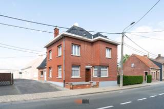 Centraal gelegen karaktervolle woning uit 1941, te vinden aan de Oekensestraat 22.<br />Deze heel stevig gebouwde woning heeft een totale bewoonbare oppervlakte van 220m² en biedt hiermee tal van mogelijkheden, zowel als gezinswoning maar ook voor (gedeeltelijk) professioneel gebruik. <br />De vele raampartijen (met rolluiken) geven de woning een heel luchtig gevoel. <br />De woning vraagt een grondige renovatie met hierbij het voordeel dit volledig naar eigen smaak en budget uit te voeren.<br />Indeling:<br />GELIJKVLOERS:<br />inkomhal - afzonderlijke zithoek (bureel) - zongerichte woonkamer (eethoek) - droge kelder - keuken - ruime veranda met o.a. toilet en aanpalende polyvalente ruimte met (verouderde- CV-ketel en extra zoldergedeelte. <br />VERDIEPING:<br />nachthal - grote badkamer - 3 volwaardige slaapkamers<br />ZOLDER: <br />vaste trap - nog in te richten zolderruimte (extra slaapkamer met annex badkamer).<br />EXTERIEUR:<br />geasfalteerde oprit (onbeperkt recht van doorgang voor achtergelegen buurman!) - parking - klein zuidgericht koertje - afzonderlijke garage met automatische poort.<br /><br />Mits het herindelen van enkele ruimtes (zoals veranda &amp; polyvalente technische ruime tot open leefkeuken - bestaande keuken tot wasplaats - woonkamer tot TV-hoek - ...) kan hier een heel aangename gezinswoning gecreëerd worden en dit op een super ligging in Rumbeke.<br />Woning onderhevig aan renovatieplicht (EPC label F).<br />Interesse gewekt? Sarah geeft met plezier een rondleiding!