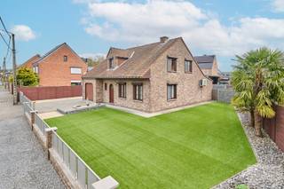 Op zoek naar een woning met ruimte, comfort en extra mogelijkheden? Dan is deze eigendom in de Helderbeekstraat 28 absoluut een bezoek waard.<br /><br />Deze woning beschikt over een aangename en lichtrijke leefruimte met aansluitend een leuke, praktische keuken waar het gezellig vertoeven is.<br /><br />De veranda vormt een mooie extra troef en biedt een aangename overgang naar de tuin, ideaal om het hele jaar door van het buitengevoel te genieten.<br /><br />Met 3 volwaardige slaapkamers is er voldoende ruimte voor een gezin of voor wie nood heeft aan een bureau of hobbykamer. Daarnaast is er een douche ruimte aanwezig voor extra comfort.<br /><br />Een bijzonder pluspunt is de inpandige garage, die niet alleen praktisch is, maar ook extra bergruimte biedt. Bovendien is er een kelder aanwezig, ideaal voor stockage of als extra bergruimte.<br /><br />De woning is gelegen op een perceel van ca. 800 m² en beschikt over een onderhoudsvriendelijke tuin met kunstgras, waardoor u optimaal kan genieten zonder veel onderhoud.<br /><br />Achteraan bevindt zich bovendien een magazijn, ideaal voor zelfstandigen, hobbyisten of wie nood heeft aan extra opslagruimte.<br /><br />Gelegen in een aangename omgeving, combineert deze woning rust met een goede bereikbaarheid.<br /><br />Interesse? Contacteer ons voor meer info of een bezichtiging.