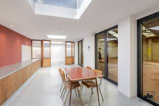 Bent u op zoek naar een uniek magazijn gecombineerd met een stijlvolle kantoorruimte? Dan is deze locatie zeker een bezoek waard!Bij aankoop van dit...