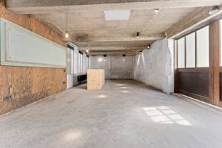 <span><span>In de charmante <strong>Begijnhofstraat</strong>, vlakbij het water en achter de Grote Dijk, vind je dit <strong>polyvalente pand</strong>.<br />Ideaal gelegen in het <strong>centrum van Diksmuide</strong>, met vlotte bereikbaarheid en tal van mogelijkheden.</span></span><br /><span><span>Een instapklare ruimte met veel potentieel.</span></span><br /><span><span>Bestaande uit een <strong>gelijkvloers van 68m</strong>² en een <strong>verdieping van 50m²</strong>.<br />Het gebouw is uitgerust met <strong>water, verwarming en elektriciteit</strong>, waardoor het zich leent tot verschillende invullingen:</span></span>
<ul><li><span><span><span> <strong>loftwoning</strong></span></span></span></li><li><span><span><span><strong>atelier</strong> of creatieve werkplek</span></span></span></li><li><span><span><span><strong>pop-upconcept</strong> of <strong>eventruimte</strong></span></span></span></li></ul>
<span><span><strong>Interesse?</strong><br />Contacteer ons via <strong>peter@eravandenbussche.be</strong> of bel <strong>0473/39 04 01</strong> </span></span><br />