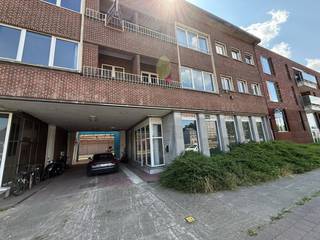 Magazijn op zeer centrale ligging.  Kan samen gehuurd worden met het commercieel gelijkvloers aan de voorzijnde.Het magazijn geniet een oppervlakte...