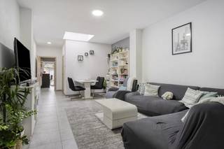 INDELING: Gelijkvloers: - inkomhal - aangename leefruimte- ingerichte keuken met toegang tot de gezellige stadstuin- badkamer voorzien...