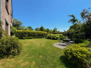 <br /><br />STATIGE VILLA met een BEWOONBARE OPPERVLAKTE van ca. 406 m², gelegen op een VLOT BEREIKBARE LOCATIE in Elene (Zottegem). Dankzij de combinatie van een RUIME GEZINSWONING en een VOORMALIGE DOKTERSPRAKTIJK met APARTE INGANG biedt deze eigendom een UITZONDERLIJKE OPPORTUNITEIT voor wie wonen wil combineren met een VRIJ BEROEP, PRAKTIJK of ZELFSTANDIGE ACTIVITEIT. De woning onderscheidt zich door haar ROYALE VOLUMES, VEELZIJDIGE INDELING en TAL VAN UITBREIDINGSMOGELIJKHEDEN, waardoor ze perfect aansluit bij de behoeften van een GROOT GEZIN of een PROFESSIONELE ACTIVITEIT AAN HUIS.<br />De indeling gaat als volgt: vooraan bevindt zich de praktijkruimte, bereikbaar via een aparte inkomhal met toilet, die toegang geeft tot een wachtzaal en een praktijk- of bureauruimte. Achterliggend bevindt zich de privatieve inkomhal met gastentoilet, vanwaar u toegang heeft tot de ruime en lichtrijke woonkamer. Aansluitend vindt u de ingerichte keuken, die rechtstreeks verbonden is met de dubbele inpandige garage, wat zorgt voor extra comfort en praktische bergruimte. Op de 1ste verdieping geeft de nachthal met vide toegang tot 4 ruime slaapkamers, waarvan één momenteel is ingericht als bureauruimte, een ingerichte badkamer en een apart toilet. Daarnaast beschikt de woning over een ruime zolder, die tal van mogelijkheden biedt voor het creëren van extra slaapkamers, een hobbyruimte of een polyvalente ruimte.<br />Buitenshuis geniet u van een ruime oprit met voldoende parkeergelegenheid voor bewoners en bezoekers, evenals van een gezellige tuin, waar u in alle rust kan ontspannen.<br /><br />Adres: Dassegemstraat 3 te Elene (Zottegem)<br /><br />EPC: 397kWh/m², G-score A en P-score B, Geen renovatieverplichting van toepassing, Bestuursmaatregelen in het maatregelenregister: Neen, Beschikbaar bij akte.