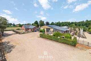 Voor meer info en foto’s, surf naar www.swevers.be – In het groene Tessenderlo-Ham vind je deze uitzonderlijke eigendom van bijna 2 hectare,...