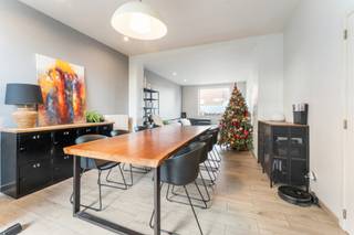 Op zoek naar een gezellige woning in centrum Tielt?Enkele jaren terug werd deze woning volledig vernieuwd. Alle ramen zijn voorzien van dubbele...