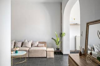 Bent u op zoek naar een woning met ruime kamers, veel potentieel en een aangename buitenruimte in een gewilde buurt? Dan zou dit charmante huis, ideaal gelegen in Kain, wel eens uw aandacht kunnen trekken.Meteen bij binnenkomst ontdekt u een ruime woonruimte van meer dan 47 m², badend in natuurlijk licht. Deze bestaat uit een woonkamer en een eetkamer die uitkomen op een volledig uitgeruste keuken, waardoor een gezellige en warme sfeer ontstaat.Op de begane grond bevinden zich tevens een doucheruimte met toilet, evenals een opbergruimte waarmee u uw interieur gemakkelijk georganiseerd kunt houden.Aan de voorzijde van het huis bevindt zich een ruimte van meer dan 20 m² die momenteel dienst doet als wasruimte en werkplaats. Deze multifunctionele ruimte biedt talrijke inrichtingsmogelijkheden: kantoor, hobbykamer, werkruimte, extra slaapkamer of een ruimte gewijd aan uw hobby’s.De bovenverdieping bestaat momenteel uit twee aaneengesloten slaapkamers, maar de indeling maakt het mogelijk om tot vier slaapkamers te creëren, afhankelijk van uw plannen en behoeften. Een zolder maakt de woning compleet en biedt extra opslagruimte.Buiten kunt u genieten van een betegeld terras dat uitkijkt op een aangename, volledig omheinde tuin op het zuiden, evenals vier parkeerplaatsen aan de voorzijde van de woning. Een huis met veel potentieel, dat royale ruimtes en een ideaal gelegen buitenruimte biedt, in een gewilde omgeving in Kain.