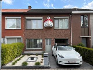 Kindvriendelijke ligging aan een groen speelplein in het centrum van Oud-Turnhout, kortbij scholen, winkels en sportcentrum. Ideale instapklare gezinswoning met garage, zonnige tuin met prachtig nieuw terras en de mogelijkheid tot 4 slaapkamers. Living met open geïnstalleerde keuken op mooie natuurstenen vloer met achterliggende veranda. Tevens een praktische ruime wasplaats voorzien van een douche en wastafel. Kelder is aanwezig. Leuk uitzicht op de nieuw aangelegde tuin dewelke nog voorzien wordt van (kunst)gras, een tuinberging en een prachtig groot nieuw terras voor heerlijke zomeravonden. Op de eerste verdieping vinden we 3 ruime slaapkamers, een apart nachttoilet en een nieuwe comfortabele badkamer met mooi ligbad, aparte douche en dubbele lavabo.
Via de derde slaapkamer is er een vaste trap naar de deels afgewerkte ruime zolder, dewelke al voorzien is van de nodige aansluitingen voor verdere uitbreiding. Kortom instapklare vernieuwde en energie zuinige familiewoning aan een kindvriendelijke speelplein met alle comfort. 
Troeven van de woning:
✔ Rustige centrumligging aan Sint Anna speelplein
✔ tot 4 slaapkamers mogelijk
✔ 2 badkamers, 2 toiletten
✔ inpandige garage
✔ Zeer energie zuinig (label B)
✔ met 11 zonnepanelen
✔ Conforme elektriciteit
✔ Nieuw aangelegde tuin en terras, zie foto impressie
✔ In centrum van Oud-Turnhout op wandel en fietsafstand van alle voorzieningen
Vermelde oppervlakten en afmetingen indicatief, conform EPC.


