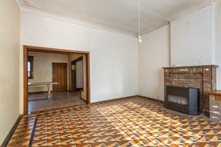 <strong>Deels gerenoveerde woning met o.a. een bewoonbare oppervlakte van 192 m², 4 slaapkamers, voldoende parkeermogelijkheden en ruime tuin. EPC label C. </strong><br /><br />Het gelijkvloers van de woning beschikt over een inkomhal, woonkamer, eetruimte, keuken en badkamer.<br /><br />Op de eerste verdieping bevindt zich een nachthal en 4 slaapkamers.<br /><br />De tweede verdieping/zolder bestaat uit een ruime slaapkamer. <br /><br />Aan de buitenkant van de woning bevindt zich links twee parkings. Achteraan bevinden zich meerdere bijgebouwen waaronder meerdere garages, carport, terras en grasveld.<br /><br />Enkele kenmerken: Elektriciteit conform, zonnepanelen aanwezig, CV via warmtepomp (lucht/lucht) en nieuw dak.<br /><br />De woning beschikt over een goede ligging t.o.v. winkels, scholen, openbaar vervoer, restaurants, etc.<br /><br />Interesse? Mail naar laurens@immogve.be of bel naar 0496 07 89 48.