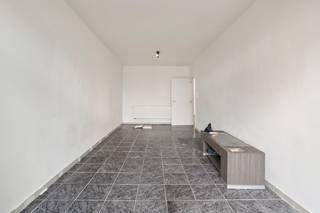 Bent u op zoek naar een veelzijdig pand waar u wonen en werken perfect kunt combineren, of naar een hoogwaardige investering in vastgoed? <br /><br />Dit multifunctionele huis te koop aan de Leuvensesteenweg biedt uitstekende mogelijkheden. <br />Dankzij de twee afzonderlijke ingangen zijn het handelspand en het bovenliggende appartement volledig gescheiden. <br />Het appartement wordt momenteel verhuurd voor € 1135 per maand inclusief kosten, wat het een financieel aantrekkelijke koop maakt.<br /><br />De eigendom beschikt over een gunstig Energieprestatiecertificaat met label B (189 kWh/m²), een conforme elektrische installatie en is volledig asbestveilig. <br /><br />De ligging garandeert bovendien een uitstekende bereikbaarheid: op wandelafstand van het station van Mechelen en vlak bij het bruisende centrum van Mechelen. Ook belangrijke toegangswegen zijn vlot te bereiken.<br /><br />Indeling van het pand:<br /><br />Handelsgelijkvloers: <br />- Afzonderlijke inkomhal<br />- Ruime handelsruimte van 24 m² <br />- bureau<br />- ingerichte keuken<br />- badkamer<br />- berging <br />- gezellige koer.<br /><br />Eerste verdieping:<br />- Eigen inkomhal voor het appartement<br />- ruime woonkamer met aansluitende eetkamer en keuken.<br /><br />Tweede verdieping: <br />- Slaapkamer<br />- dressing <br />- ingerichte badkamer<br /><br />Derde verdieping: <br />- Tweede slaapkamer<br />- tweede dressing <br />- aangenaam inpandig terras.<br /><br />Droomt u ervan dit eigendom in Mechelen te kopen? Aarzel niet en neem contact met ons op om dit unieke pand dat te koop staat in Mechelen te bezoeken.<br /><br />Bestuursmaatregelen in het maatregelenregister: nee<br /><br />Deze AI-visualisaties zijn bedoeld als inspiratie. Er werd geen rekening gehouden met technische specificaties, stedenbouwkundige voorschriften of de concrete mogelijkheden tot realisatie.
