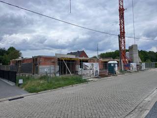 In de Larenstraat 51 te Beerse vindt u deze ruime nieuwbouwwoning op een rustige ligging, met een vlotte verbinding naar winkels, scholen en invalswegen. Hier combineert u een aangenaam wooncomfort met de rust van een residentiële buurt.<br /><br />Op het gelijkvloers komt u binnen via de inkomhal met gastentoilet en trap, waarna de woning zich opent naar een lichtrijke leefruimte die mooi in verbinding staat met de tuin en het terras. Aansluitend is er een praktische berging voorzien. De eerste verdieping telt drie volwaardige slaapkamers en twee badkamers, waardoor er ruimte is voor zowel een gezin als logees. De zolder biedt bijkomende mogelijkheden. De tuin met aansluitend terras biedt een fijne buitenruimte om van te genieten. Uw wagen parkeert u gemakkelijk onder de overdekte staanplaats naast de woning.<br /><br />Dankzij de aanwezige zonnepanelen, warmtepomp en ventilatiesysteem is deze woning energiezuinig en klaar voor de toekomst.<br /><br />Troeven:<br />- Rustige ligging in Beerse met goede bereikbaarheid<br />- Ruime leefruimte met veel lichtinval en tuinzicht<br />- Zolder met extra mogelijkheden<br />- Overdekte autostaanplaats<br />- Energiezuinig met zonnepanelen en warmtepomp<br /><br />Prijzen en lastenboek zijn beschikbaar op kantoor. Het project voldoet aan de voorwaarden verlaagd tarief "afbraak en werderopbouw". Mogelijkheid tot het aankopen aan 6% BTW. Voor meer informatie kan u contact opnemen met ons kantoor in Beerse op het nummer 014/61.61.64 of via kristof@vastgoedpartners.be.