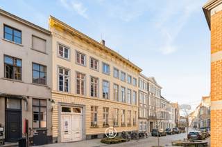 Op een uitzonderlijke locatie in het hart van Brugge, op korte wandelafstand van de grote markt, bevindt zich dit indrukwekkende en te...