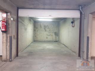 Ruime garagebox met elektriciteit in afgesloten ondergrondse parkeergarage.<br />Privatieve teller.<br />Afmetingen: 307 x 554 cm<br />Beschikbaarheid: vrij vanaf 01/02/2026<br />Prijs: €130 per maand (inclusief syndickosten)
