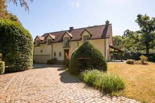 <p><span>Statige klassieke villa op ca. 2.450 m² in een gegeerde residentiële dreef te Schoten</span></p><p><span>Op een uitzonderlijk ruim perceel van circa 2.450 m² bevindt zich deze karaktervolle villa met ongeveer 400 m² bewoonbare oppervlakte. De woning combineert een imposante uitstraling met royale leefruimtes, vijf slaapkamers, twee badkamers en een volledig omringende tuin. Een unieke eigendom voor wie op zoek is naar ruimte, privacy en renovatiepotentieel op een uitstekende locatie.</span></p><p><span>Via de representatieve inkomhal met vestiaire en gastentoilet betreedt u de woning. De leefruimte is afgewerkt met parket en wordt gekenmerkt door een grote, imposante haard die meteen de aandacht trekt. Hoge plafonds en de opgehoogde inplanting versterken het statige karakter.</span></p><p><span>De witte keuken is volledig ingericht en sluit aan op een praktische bijkeuken met een tweede toilet en rechtstreekse toegang tot de tuin. Vanuit de inkomhal is ook de ruime garage voor twee wagens bereikbaar, voorzien van een automatische poort. Op het gelijkvloers beschikt de woning over dubbele beglazing en rolluiken.</span></p><p><span>De verdieping omvat vijf ruime, verwarmde slaapkamers, twee badkamers en een afzonderlijk toilet. Ook hier zorgen de hoge plafonds voor een bijzonder aangenaam ruimtegevoel. De houten ramen op deze verdieping zijn momenteel nog voorzien van enkele beglazing.</span></p><p><span>De woning is volledig onderkelderd en uitgerust met een alarmsysteem. De centrale verwarming werkt op mazout; de huidige installatie is ouder en dient op termijn te worden vernieuwd.</span></p><p><span>Rondom de villa ligt een royale tuin met meerdere terrassen en tal van mogelijkheden. Dankzij de omvang van het perceel geniet u hier van veel privacy, groen en ruimte voor ontspanning.</span></p><p><span>De woning werd steeds goed onderhouden. Een grondige opfrissing en energetische renovatie zijn aangewezen. Dit biedt de toekomstige eigenaar de kans om deze statige villa volledig naar eigen smaak en hedendaagse normen te vernieuwen.</span></p><p><span>Een unieke opportuniteit voor wie droomt van een royale, klassieke villa op een toplocatie en deze wil transformeren tot een eigentijdse gezinswoning.</span></p>