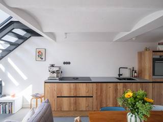 <strong>Karaktervolle burgerwoning die baadt in natuurlijk licht, met drie slaapkamers en een aangename buitenruimte op enkele stappen van het historische centrum.</strong><br /><br /><em>Voor meer informatie, mail naar info@carloeggermont.be</em><br /><br />Deze lichtrijke en instapklare woning werd in 2018 kwalitatief gerenoveerd en is ideaal gelegen nabij het Industriemuseum en het groene Baudelopark. Ook het bruisende Dok Noord, met hippe restaurants en hotspots, ligt vlak bij.<br /><br />Binnen valt meteen het uitzonderlijke ruimtegevoel op. De royale plafondhoogtes, de vide en de grote raampartijen zorgen voor een overvloed aan natuurlijk licht en geven de woning een bijzonder open karakter. De zwarte stalen structuren en de open trap vormen een mooi contrast met de lichte afwerking en warme houten accenten.<br /><br />De leefruimte loopt naadloos over in de open keuken en eetplaats, terwijl de grote glaspartij achteraan een sterke verbinding creëert met de gezellige buitenruimte.<br /><br />We betreden deze burgerwoning die ons aan de voorzijde een praktische voorplaats biedt. Deze geeft plaats aan een vestiaire, technische berging en plaats voor de fiets. Verder vinden we een bureauruimte op de mezzanine die zicht geeft op het grote raam en de dubbele hoogte.<br /><br />Een niveau lager vinden we de open leefruimte met toegang tot de tuin, de eetplaats en de open keuken. Achtergelegen vinden we nog plaats voor de wasmachine en een gastentoilet.<br /><br />Op de eerste verdieping vinden we de hoofdslaapkamer voorzien van op maat gemaakte kasten en een ruime badkamer voorzien van dubbele wastafel, ligbad, toilet en inloopdouche.<br /><br />Op de bovenste verdieping vinden we nog 2 kamers waarvan 1 voorzien is van een ruime mezzanine (zolder).<br /><br /><strong>Kortom, een verrassend ruime stadswoning waar licht, architectuur en wooncomfort mooi samenkomen.</strong>