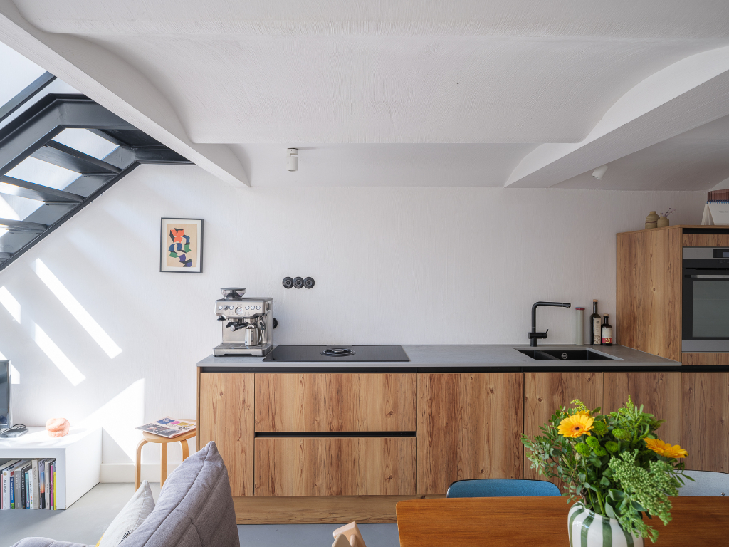 Karaktervolle burgerwoning die baadt in natuurlijk licht, met drie slaapkamers en een aangename buitenruimte op enkele stappen van het historische centrum. - photo 3