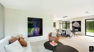 <span>Mooie alleenstaande, instapklare woning op een groot perceel van 966 m², rustig gelegen in een rustige, residentiële omgeving aan de rand van Knokke. <br />Indeling: ruime inkomhal met vestiaire en gastentoilet. Lichtrijke woon- en eetkamer met directe toegang tot het zonnige terras en de prachtig aangelegde, zonovergoten tuin. Moderne, volledig uitgeruste keuken voorzien van alle comfort en toestellen. Daarnaast beschikt de woning over een inpandige garage en praktische berging. Op de verdieping bevindt zich de master bedroom met tal van ingemaakte kasten en een aansluitende badkamer uitgerust met lavabo, douche en toilet. Verder zijn er nog drie ruime slaapkamers en twee badkamers. De woning biedt bovendien mogelijkheden voor de aanleg van een zwembad of een verdere uitbreiding. Een instapklare en smaakvol gerenoveerde woning met een uitzonderlijk ruime tuin, afgewerkt met kwalitatieve materialen en boordevol potentieel. </span>