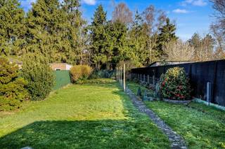 Uitstekend gelegen halfopen bebouwing met ruime oprit, 3 slaapkamers en uitgestrekte tuin Dit betreft een te renoveren gezinswoning met enorm...