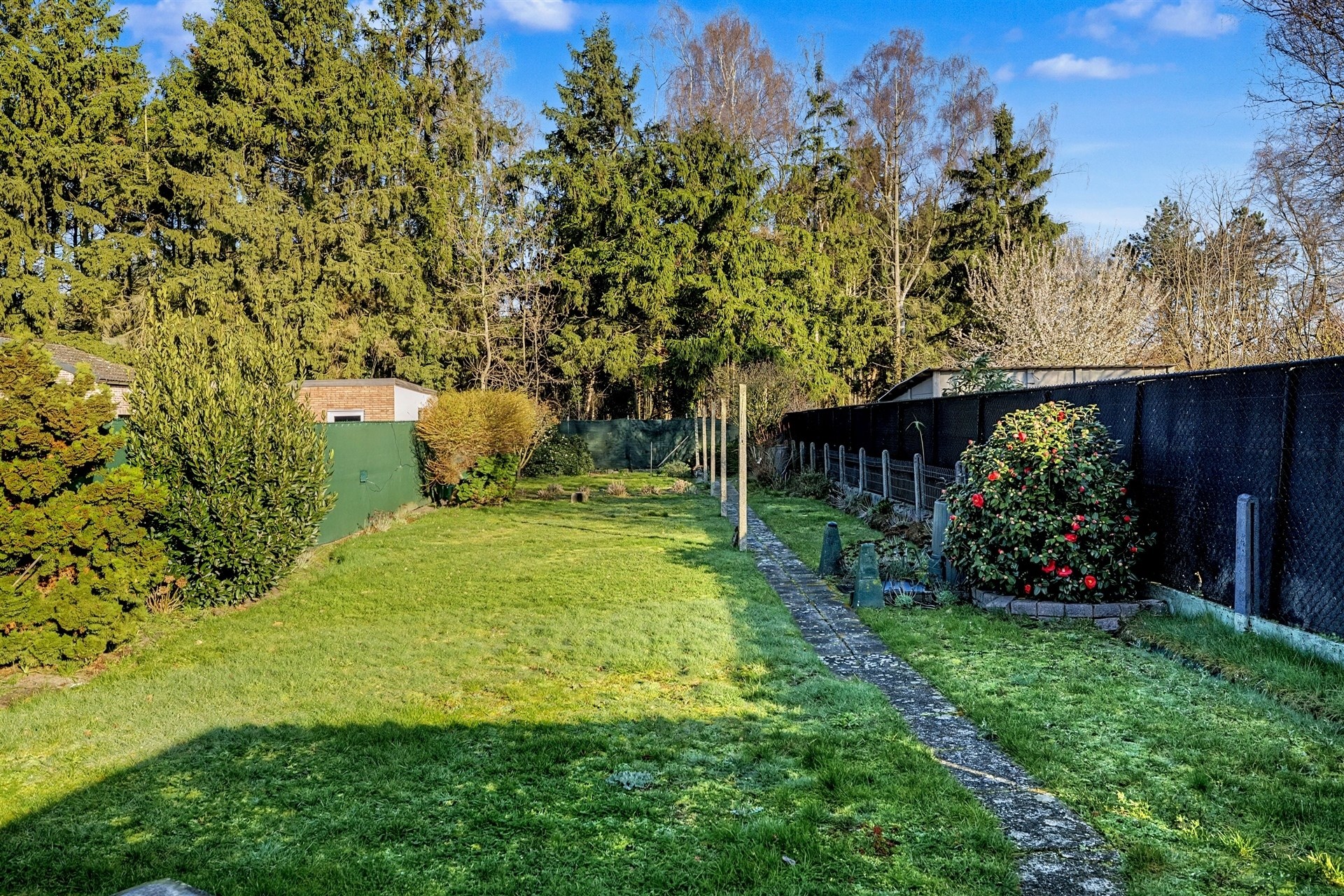 Uitstekend gelegen halfopen bebouwing met ruime oprit, 3 slaapkamers en uitgestrekte tuin - foto 2