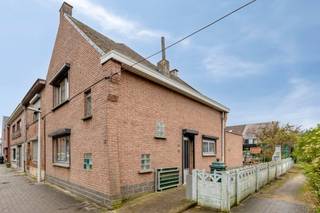 Solide driegevelwoning op een uitstekende en rustige locatie aan een gezellig pleintje in de gezochte Marie Joséwijk te Vilvoorde. Deze te renoveren gezinswoning bevindt zich vlakbij scholen, openbaar vervoer, supermarkten, belangrijke invalswegen en het commerciële centrum.De indeling van het huis is als volgt:Gelijkvloers:- Uitnodigende inkomhal- Gezellige leefruimte- Keuken en berging- Functionele badkamer- Aangenaam terras en tuin met tuinbergingEerste verdieping:- 3 ruime, comfortabele slaapkamers- Uittrekbare trap met toegang tot de zolder- Zolderverdieping:- Ruime zolder met potentieel voor extra kamerKelder:- Handige, kleine voorraadkelderBelangrijkste troeven en mogelijkheden:- Unieke en kindvriendelijke ligging aan een rustig pleintje- Solide basis met tal van uitbreidingsmogelijkheden- Zolder om te vormen tot extra slaapkamer via vaste trap- Slaapkamer op verdieping eventueel bruikbaar als badkamer- Toplocatie met een uitstekende mobiscore en bereikbaarheidWie maakt van dit huis opnieuw een moderne woonst met hedendaags comfort? De woning heeft renovatiewerk nodig, maar biedt een unieke kans om een gezellige gezinswoning te creëren. Contacteer ons snel voor een afspraak!`Dit pand is onderworpen aan de renovatieverplichting van de Vlaamse overheid voor residentiële gebouwen (behoudens bij sloop binnen 5 jaar na de aankoop). Consulteer voor meer informatie de website van het Vlaams Energie- en Klimaatagentschap via https://www.vlaanderen.be/een-woning-kopen/renovatieverplichting-voor-residentiele-gebouwenBestuursmaatregelen in het maatregelenregister: nee