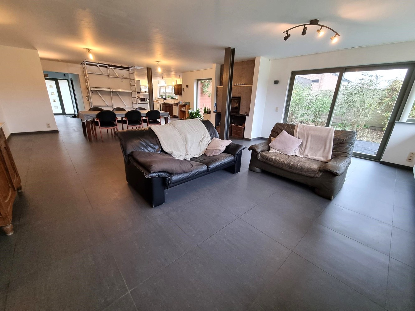 Vernieuwde woning, zeer rustig gelegen met enorm grote zolderruimte. Veel potentieel! - foto 4