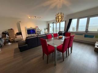 <p><span>Aanrader! Goed gelegen ruim appartement met twee slaapkamers en zonnig terras.</span></p><p><span>Dit appartement is als volgt ingedeeld: inkomhal, gasten toilet, ruime leefruimte van 45m², aparte keuken, nachthal, twee slaapkamers en badkamer.</span></p><p><span>Aangenaam terras om op te vertoeven. Parkeerplaats en garage mee inbegrepen in de prijs. Algemene kosten: 90euro/maand.</span></p><p><span>Contacteer Anouk van Pattymo 0476/63.56.28 of anouk@pattymo.be voor meer info of bezoek.</span></p><p><span> </span></p>