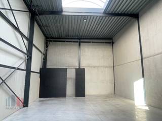 Nieuwbouw KMO-unit van 117 m² en 1 privatieve parkeerplaats te huur. De magazijnruimte met een vrije hoogte van +/- 6 m is toegankelijk via...