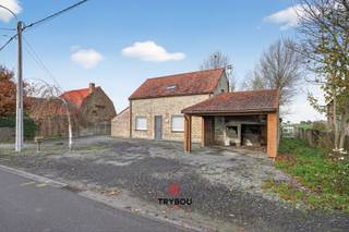 In het rustige en landelijke Merkem wacht deze instapklare woning op haar nieuwe bewoners. Gelegen op een perceel van maar liefst 880 m², biedt...