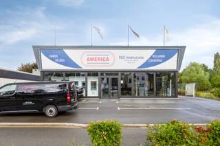 Bent u op zoek naar een ruim en strategisch gelegen handelspand?<br />Dit pand biedt alles wat u nodig heeft om uw zaak te laten groeien:<br /><br />     ✅ 400 m² winkelruimte – ideaal voor een showroom, winkel of dienstverlenende activiteit<br />     ✅ 300 m² werk- en stockageruimte – perfect voor opslag of productie<br />     ✅ Uitstekende zichtbaarheid langs de drukke Hasseltweg<br />     ✅ Vlotte bereikbaarheid voor klanten en leveranciers<br /><br />Een unieke kans voor ondernemers op een commerciële locatie met veel potentieel!<br />📍 Locatie: Hasseltweg<br />📐 Totale oppervlakte: 700 m²<br />Interesse? Neem vandaag nog contact op voor meer informatie of een bezichtiging.<br />0474 88 26 48