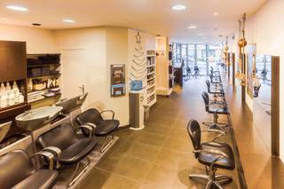 € 200.000 is a STARTING PRICE. These ground-floor commercial premises are located in the best spot in Edegem. Located in a small, well-kept...