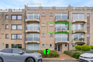 In een rustige wijk in het hartje van Diksmuide, op de 2de verdieping in een verzorgde residentie, treffen we dit instapklaar appartement aan. <br /><br />Dit gezellige appartement ligt op wandelafstand van het centrum, openbaar vervoer, scholen, station, stadspark... De eigendom bevat een inkomhal met apart toilet, een lichtrijke leefruimte, een keuken met berging (kookplaat, dampkap, elektrische oven en spoelbak) en een badkamer bestaande uit twee wastafels en een douchecabine. Daarnaast beschikt dit appartement over twee volwaardige slaapkamers en twee terrassen. Uiteraard is het appartement voorzien van dubbele beglazing &amp; centrale verwarming op aardgas. Elektriciteit, stadswater, riolering, aardgas en distributie zijn de aanwezige voorzieningen. <br /><br />Mogelijkheid om garage bij te kopen: €20.000.<br /><br />Ideaal voor eigen bewoning of als investering.<br /><br />Bij de foto's vind je een visualisatie die toont hoe de woonkamer en badkamer, met enkele aanpassingen, kan omgevormd worden tot een hedendaagse ruimte.<br /><br />