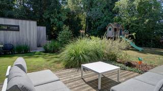 Deze charmante villa uit 1966 werd met veel oog voor detail recent vernieuwd. Het resultaat is een unieke balans tussen een degelijke authentieke...