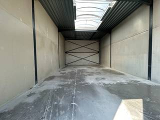 Deze kwalitatieve nieuwbouwunit (Unit 5) is gelegen in de Sarosstraat te Berlare en heeft een oppervlakte van 112,5 m².<br />De unit is geschikt voor diverse toepassingen zoals opslag, magazijn, productie en groothandel.<br /><br />De bedrijfsunit beschikt over een volledige vrije overspanning en is opgebouwd met duurzame materialen zoals een steeldeck dakconstructie, geïsoleerde buitenwanden en betonnen scheidingswanden. Verder is de unit uitgerust met een onderhoudsvriendelijke polierbetonvloer, een lichtstraat met RWA-koepel en een ruime sectionaalpoort van 4 meter breed en 4,5 meter hoog. Daarnaast is er ook een aparte inkomdeur met raampartij voorzien.<br /><br />Op technisch vlak is de unit volledig uitgerust met onder andere drijfkracht 40A, stadswater, internetaansluiting en aansluiting op een regenwater- en septische put. Ledverlichting en enkele stopcontacten worden standaard voorzien. Sanitair is eveneens mogelijk.<br /><br />Extra troeven:
<ul>
<li>privatieve parkeerplaats inbegrepen</li>
<li>extra parkingzone met laadpalen aanwezig op de site</li>
<li>algemene brandcentrale aanwezig</li>
<li>vlot bereikbaar</li>
<li>Algemene kosten: €40/maand</li>
<li>Beschikbaar vanaf 1 september 2026</li>
</ul>
Ideale bedrijfsunit voor ondernemers die op zoek zijn naar een moderne en functionele ruimte op een strategische locatie.