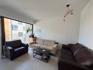 <p><span>Te huur: Nieuwbouwappartement met 1 slaapkamer en een autostaanplaats in Maasmechelen-centrum.</span></p><p><span> </span></p><p><span>Dit modern appartement is gelegen op de tweede verdieping in de nieuwe residentie De Troyer. </span></p><p><span>Het beschikt over een leefruimte met open keuken, de grote schuifraam geeft niet alleen veel lichtinval maar ook toegang tot een groot terras.</span></p><p><span> </span></p><p><span>verder: 1 slaapkamer en een moderne badkamer met inloopdouche. </span></p><p><span> </span></p><p><span>Troeven: </span></p><p><span>- Centrale locatie met scholen en winkels op wandelafstand </span></p><p><span>- Energiezuinig </span></p><p><span>- Vloerverwarming</span></p><p><span>- Lift</span></p><p><span>- gemeenschappelijke wasruimte (tarief €2/wasmachine) </span></p><p><span>- fietsenstalling</span></p><p><span> </span></p><p><span> </span></p><p><span>Huurprijs: €725+ €65 algemene kosten </span></p><p><span>Beschikbaar vanaf 01 juni 2026</span></p><p><span>EPC: 56 Kwh/m²</span></p><p><span> </span></p><p><span>Wenst u zich kandidaat te stellen voor dit appartement dan kan dit enkel en alleen door het invullen van uw huurprofiel. </span></p><p><span> </span></p><p><span> </span></p>