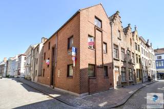BRUGGE - RICHTPRIJS 285.000 euro - Aan het charmante Sint Jansplein vlakbij de Grote Markt, bevindt zich deze statige en karaktervolle woning...