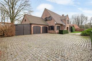 Gelegen op het einde van een doodlopende straat nabij het centrum van Schilde bevindt zich deze degelijke villa op een perceel van ca. 2.065m².De...