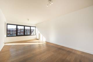 Instapklaar appartement met ruim terras op rustige ligging in Deurne Zuid. Het gebouw is gelegen aan de Boekenberglei vlakbij openbaar vervoer maar het appartement geniet een uitermate rustige ligging vermits het aan de achterzijde van het gebouw is gelegen met zicht op de binnentuin. Verschillende parken op wandelsafstand<br /><br />Indeling van het appartement:<br />Inkomhal: +/- 3 m², parket. Afzonderlijk toilet met handenwasser.<br />Living: +/- 28 m², parket.<br />Open ingerichte keuken met eiland voorzien van kasten, oven, dampkap, frigo met vriesvak, vaatwasser, spoeltafel, tegels.<br />Berging: +/- 2.5 m², tegels.<br />Slaapkamer 1: +/- 12 m², parket.<br />Slaapkamer 2: +/- 8.5 m², parket.<br />Terras met zicht op binnentuin: +/- 10 m².<br /><br />Algemene onkosten: +/- € 78 per maand provisie.<br />2 fietsenstallingen. Individuele nutsvoorzieningen<br />Mogelijkheid tot aankoop van één of meerdere autostaanplaatsen.<br /> 