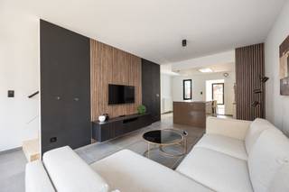 <p><span>Gelegen aan de Markt van Meerhout, in de Veldstraat, geniet dit volledig vernieuwde duplex appartement met handelspand van een uitstekende centrale ligging. Winkels, horeca, scholen en openbaar vervoer bevinden zich op wandelafstand, terwijl de vlotte bereikbaarheid deze eigendom ideaal maakt voor wie comfortabel wil wonen met ruimte voor een zelfstandige activiteit.<br /><br />Zowel het appartement als het handelspand hebben aparte bus nummers, meters en ingangen. Opsplitsen is hier dus mogelijk wat interessant kan zijn als investering!<br /></span></p>
<p><span>Het duplex appartement verwelkomt u op de eerste verdieping met een lichtrijke leef- en eetruimte en een volledig uitgeruste open keuken. Verder vindt u een apart toilet, een praktische berging en toegang tot het zonnige terras van 8 m². Op de tweede verdieping bevinden zich twee volwaardige slaapkamers van ca. 10,5 m² en 13,5 m² en een badkamer met douche. De opbergzolder biedt extra bergruimte. Op het gelijkvloers bevindt zich een verzorgd handelspand van ca. 60 m², uitgerust met ingemaakte kasten, een apart toilet, een douche en een eigen buitenruimte. De aanwezige voorzieningen voor airco's dragen bij aan een aangenaam woon- en werkcomfort.</span></p>
<p><span>Met een EPC-label A is deze eigendom energiezuinig en geldt er geen renovatieverplichting. Dankzij de volledige renovatie in 2025 is zowel het appartement als het handelspand volledig instapklaar.</span></p>
<p><span>• Duplex appartement met 2 slaapkamers</span><br /><span>• Handelspand van ca. 60 m² op het gelijkvloers</span><br /><span>• Volledig vernieuwd in 2025</span><br /><span>• EPC-label A, geen renovatieverplichting</span><br /><span>• Terras en extra buitenruimte</span><br /><span>• Voorzieningen voor airco's aanwezig</span><br /><span>• Centrale ligging aan de Markt van Meerhout</span></p>