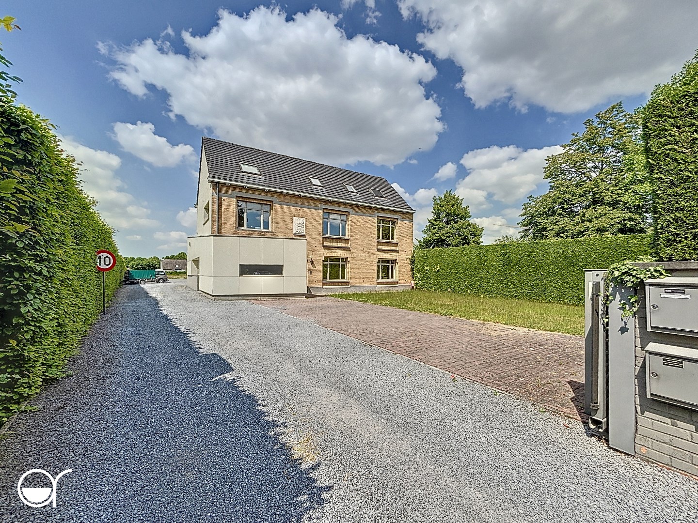 Meergezinswoning met 2 appartementen en kantoorruimte - foto 2