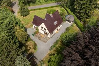 Cette charmante maison dotée d'un grand jardin bénéficie d'un emplacement unique à Geraardsbergen. Située en périphérie de la ville, à proximité des écoles et des commerces, elle se trouve dans un écrin de verdure, dans un quartier très prisé - DÉCOUVREZ LES POSSIBILITÉS DE L'IA SUR NOTRE SITE WEB : www.cornelis-goeman.be<br /><br />La maison dispose d'un hall d'entrée majestueux avec un escalier pratique menant à l'étage. Le hall d'entrée donne accès au salon spacieux et lumineux, doté d'un parquet et d'un poêle à bois ; le salon a déjà été repeint. La cuisine est équipée d'un lave-vaisselle, d'une plaque de cuisson, d'une hotte, d'un four et d'un réfrigérateur. Le chauffage central fonctionne au mazout, mais la cuisine dispose également d'un agréable petit poêle à charbon.<br />Il y a des toilettes séparées dans le hall d'entrée.<br /><br />Au premier étage se trouvent 3 chambres spacieuses avec un beau parquet, une salle de bains et des toilettes séparées.<br />Les chambres ont déjà été repeintes selon une technique unique ; l'une d'entre elles dispose également d'un lavabo. Les 2 autres chambres sont équipées d'un mini-dressing.<br />La salle de bains a besoin d'être rénovée.<br /><br />La maison est entièrement sous-cavée et offre de nombreuses possibilités.<br /><br />Le jardin est tout à fait unique et original, avec une agréable terrasse attenante au salon. Il y a également un garage avec un espace de rangement.<br /><br />Stores pare-soleil automatiques (au-dessus de la terrasse) sur la baie vitrée coulissante du séjour.<br /><br />Certificat de performance énergétique (EPC) de classe D, installation électrique récemment rénovée et conforme, absence d'amiante.<br /><br />Pour plus d'informations ou pour une visite : Isabelle 0498/10.69.56 ou isabelle@cornelis-goeman.be