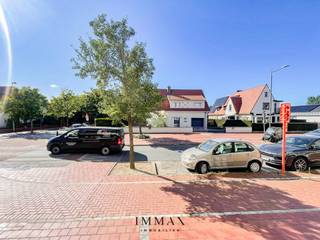 Cet appartement élégant et récent est orienté sud-ouest et situé sur la Koningslaan, à quelques pas du lac Zegemeer et du centre commercial de...